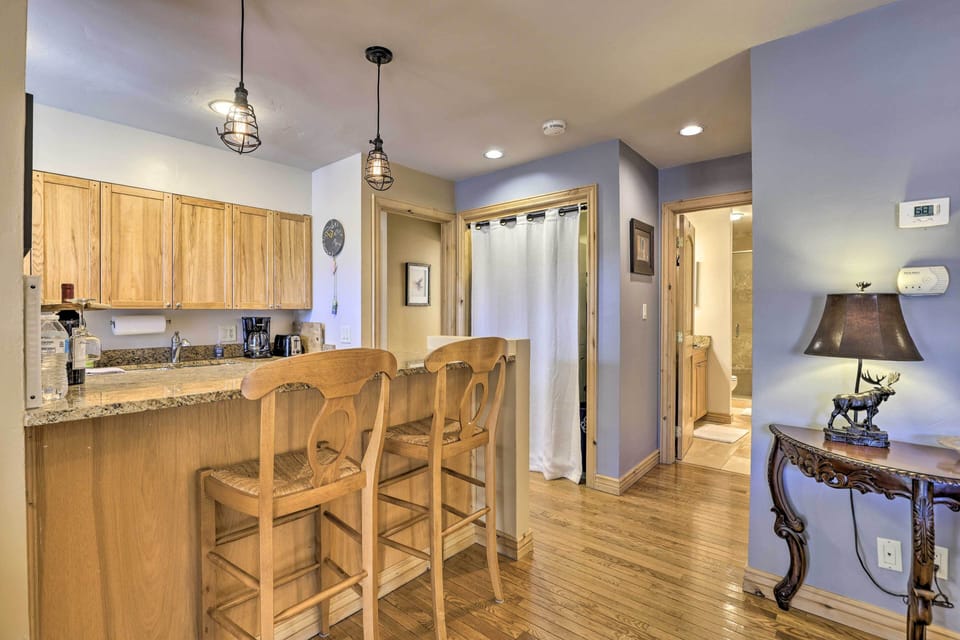 Kitchen | 2-Person Breakfast Bar