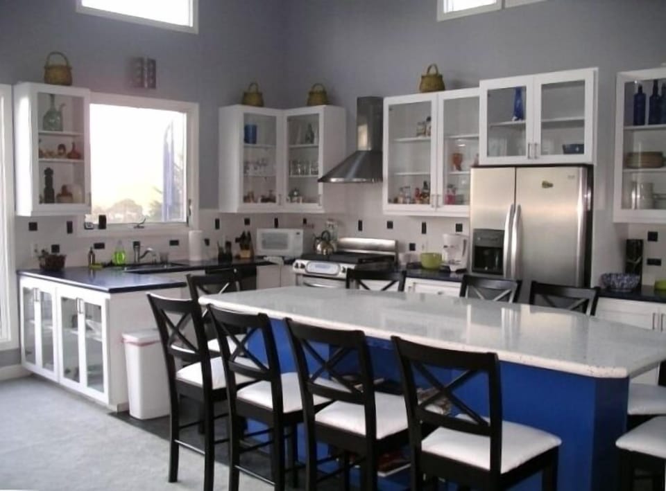 Full kitchen
