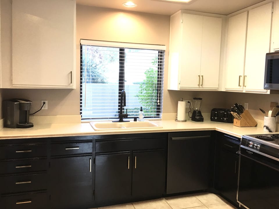 Full Kitchen with dishwasher 