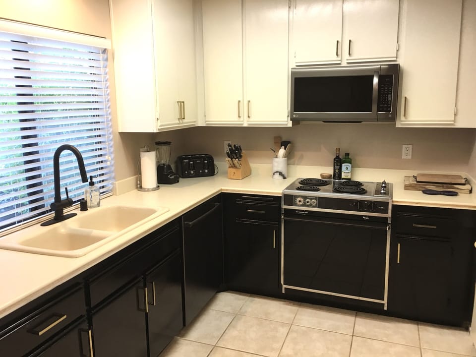 Full kitchen 