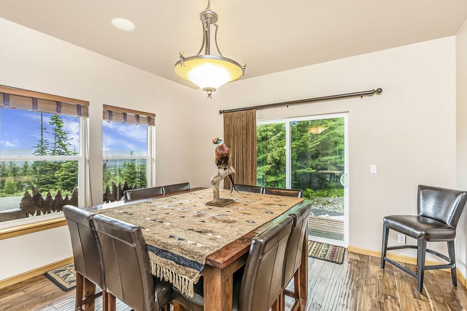 Dining Area – Perfect Spot for Morning Coffee or Board Games