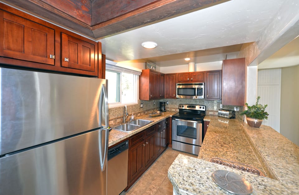 718CR - Kitchen.jpg