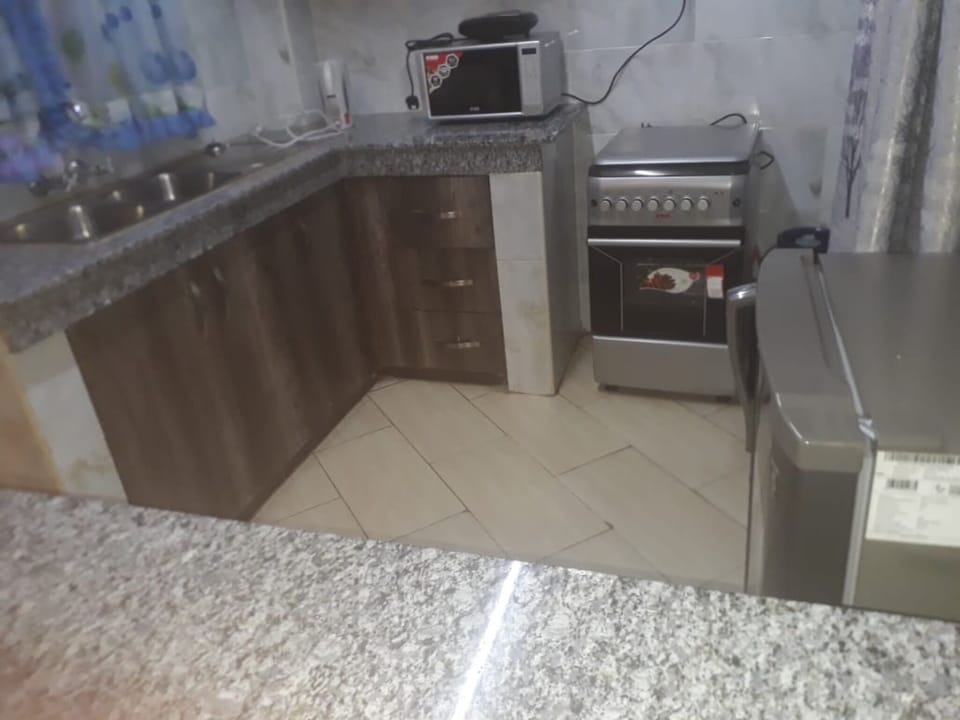 Full kitchen 