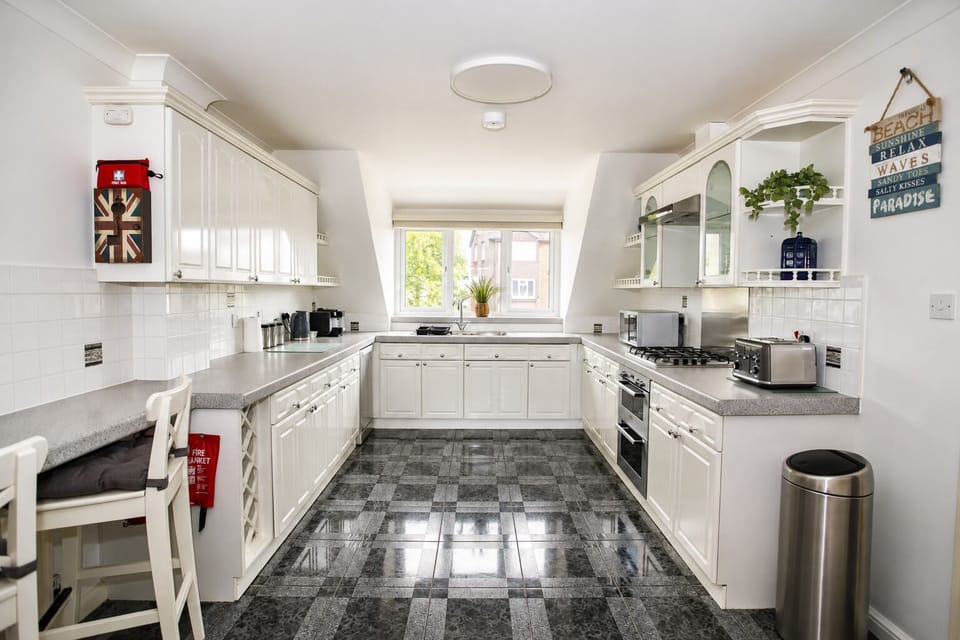 Large airy kitchen with all appliances