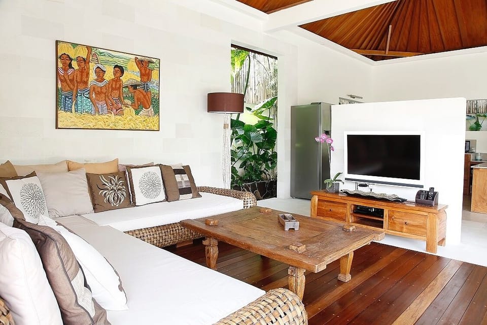 Comportable Living area of Dayak-Asmat touch by indonesian traditional art.