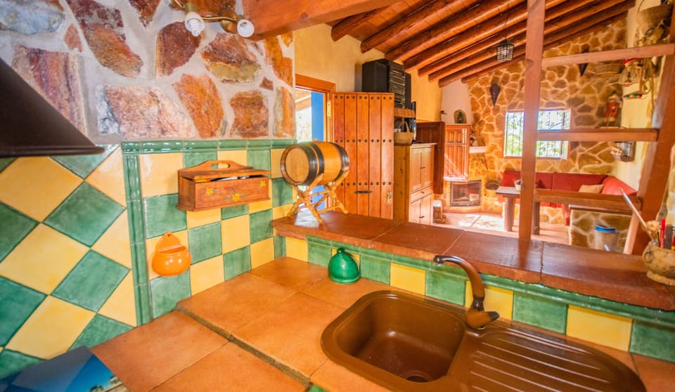 Enjoy the kitchen of this rural house in Guaro
