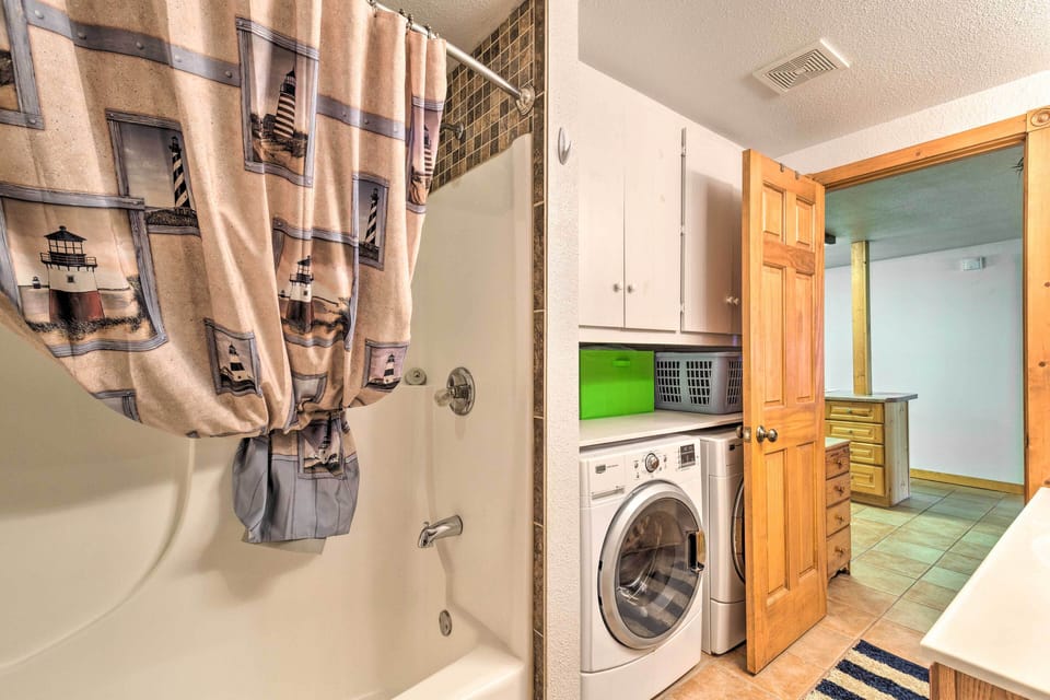 Bathroom | Towels Provided | Washer/Dryer