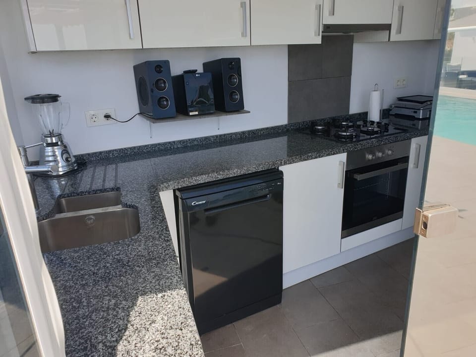 Outdoor kitchen, water filtered fridge with ice,bbq,gas cooker,dishwasher 