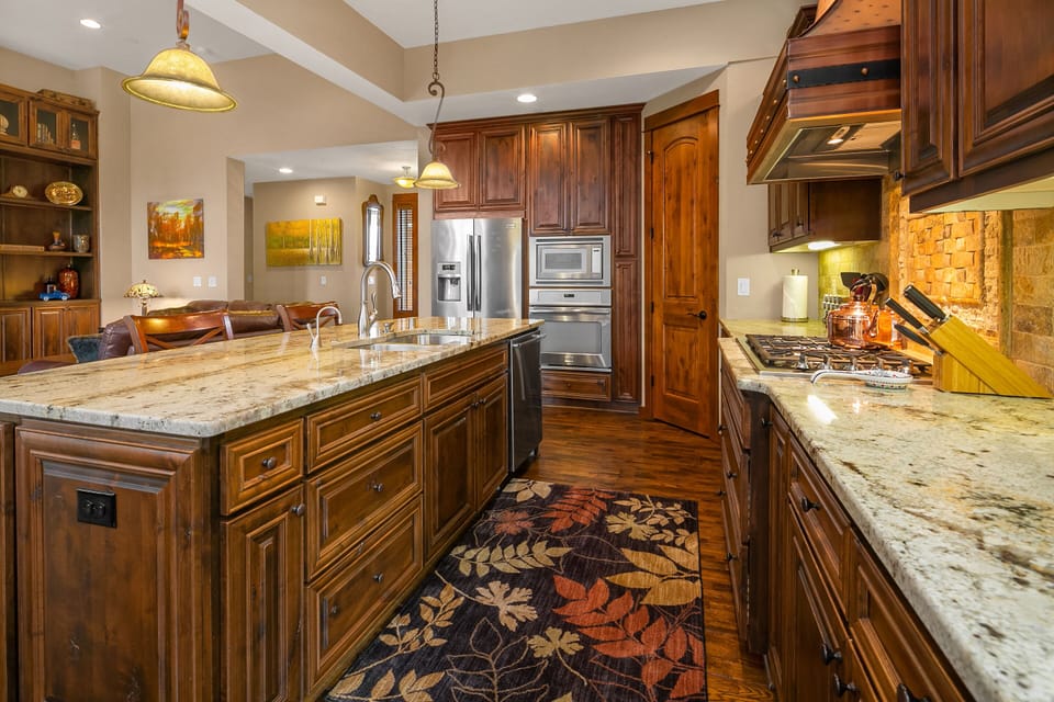 The 19th Hole - Beautifully appointed granite kitchen!