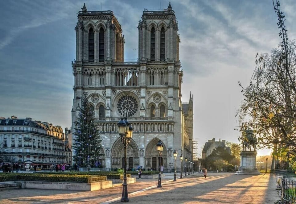 "Notre-Dame Cathedral" at 7-10 minutes by walking