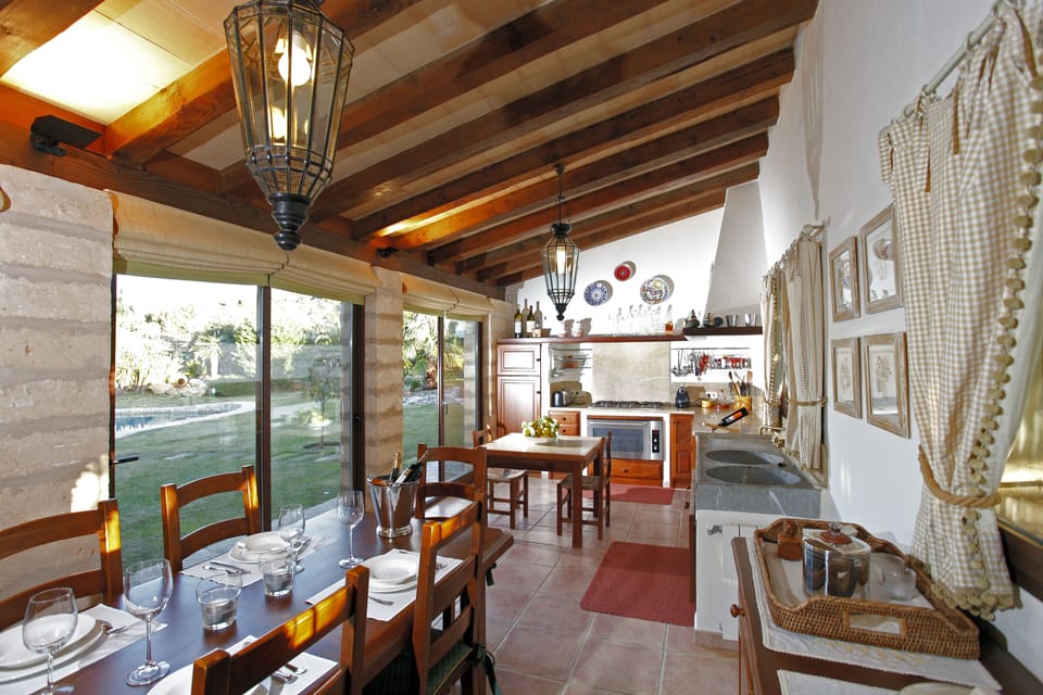 Summer kitchen and dining area
