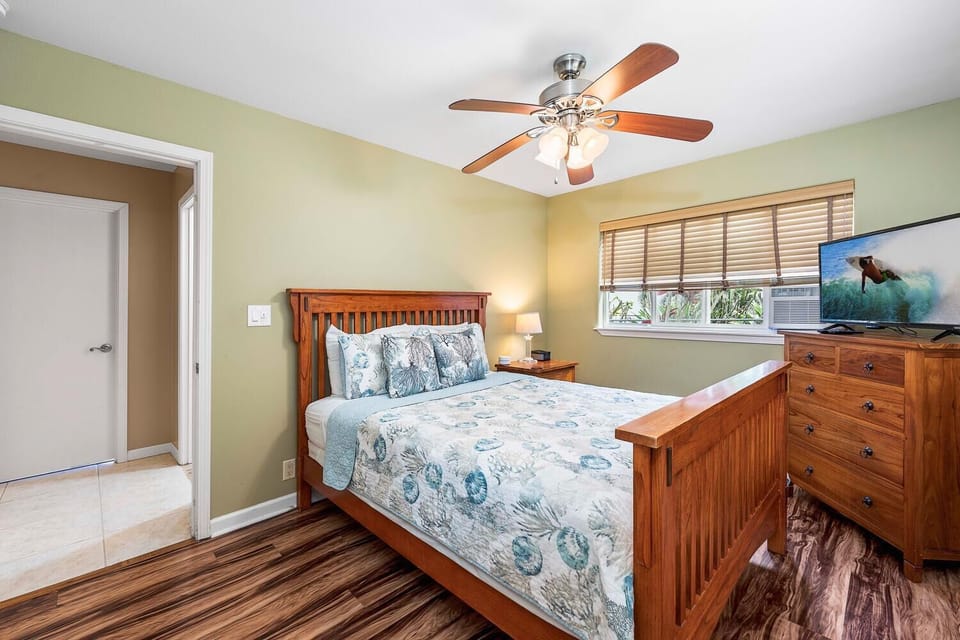Guest Bedroom four at ground level equipped  air conditioning  and Queen bed