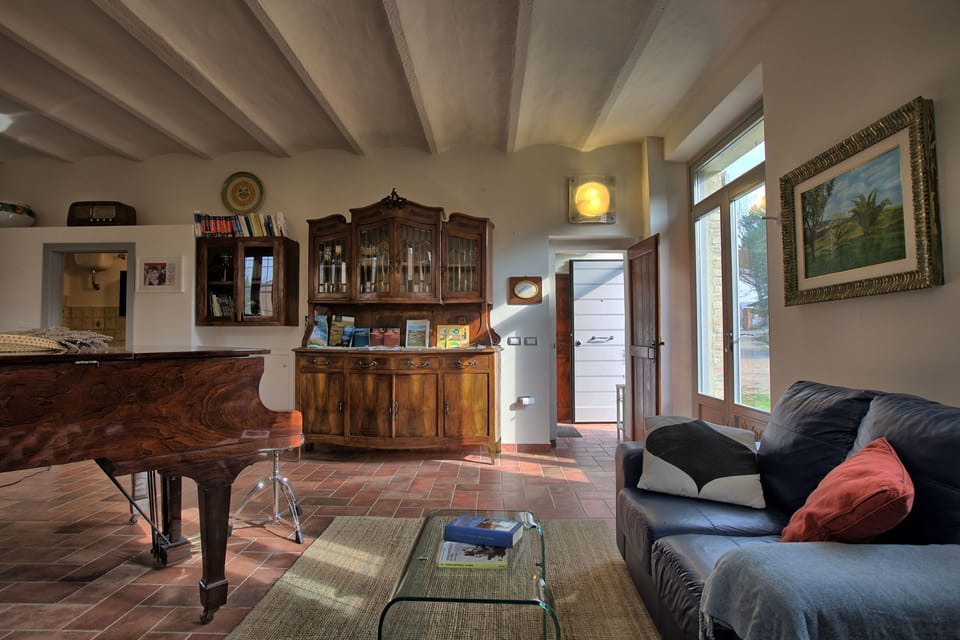Room, Living Room, Property, Furniture, House, Building, Interior Design, Home, Table, Architecture