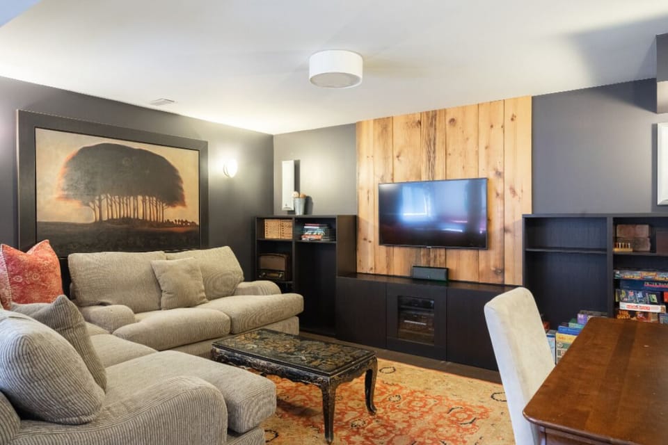 Living TV area with deep couches, HDTV w/ Bell Satellite & Netflix connectivity