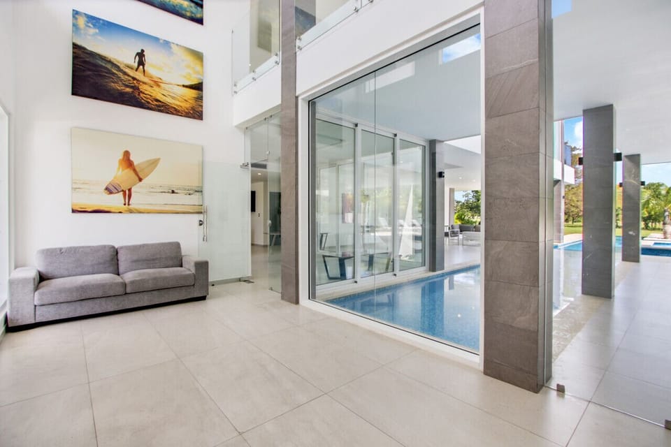 Villa Palma: Foyer with sofa and pool view
