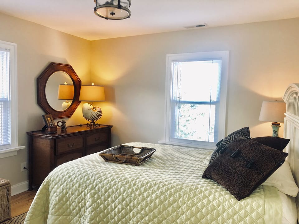Tommy Bahama w/Queen Bed