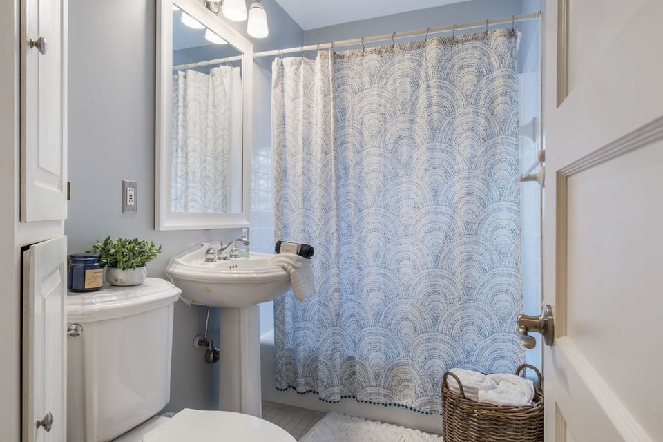 Upstairs full bath.