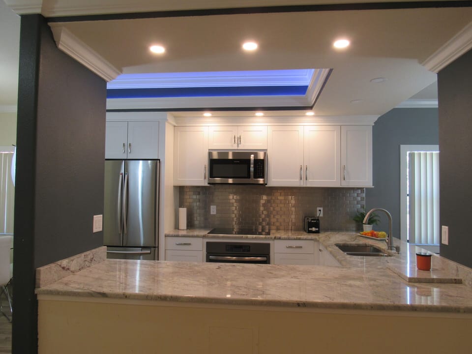 Fully furnished kitchen that has everything you need to prepare a perfect meal.