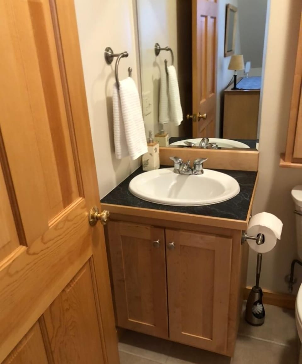 Master bathroom with shower/tub.