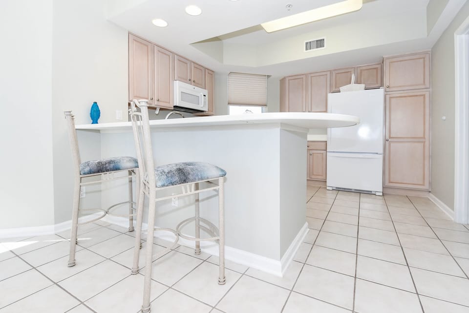 Silver Beach Towers East 1606- Breakfast Bar