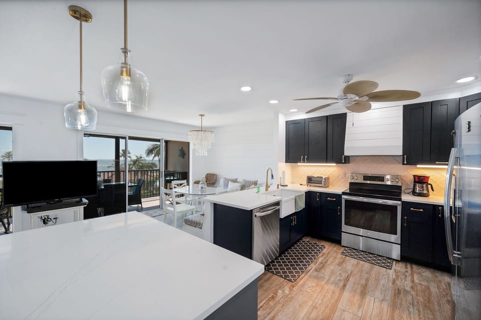 Kitchen & dining area 