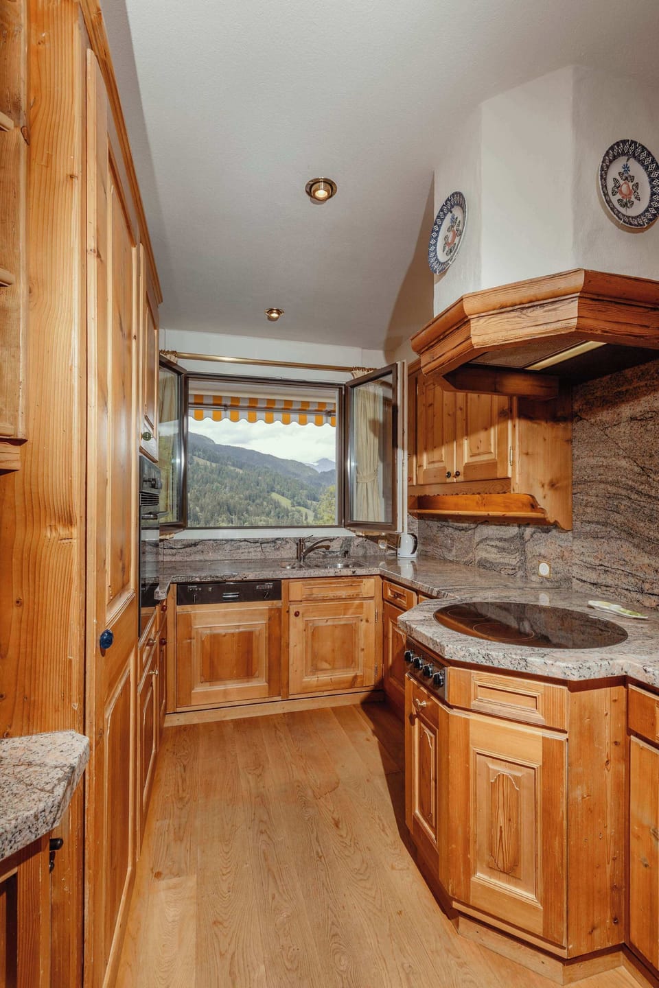 the modern marble kitchen 