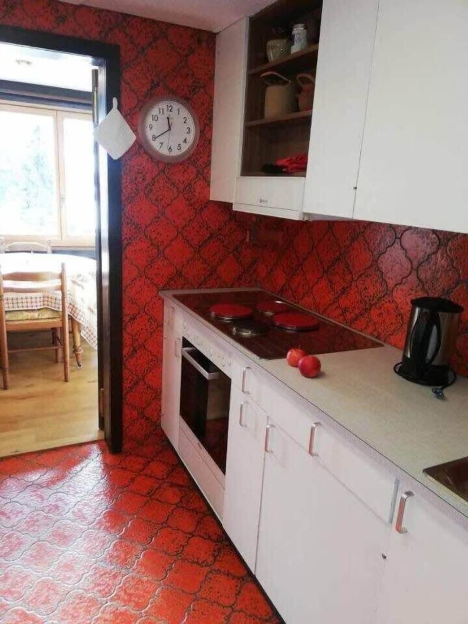 Well equipped kitchen for eating in around the table