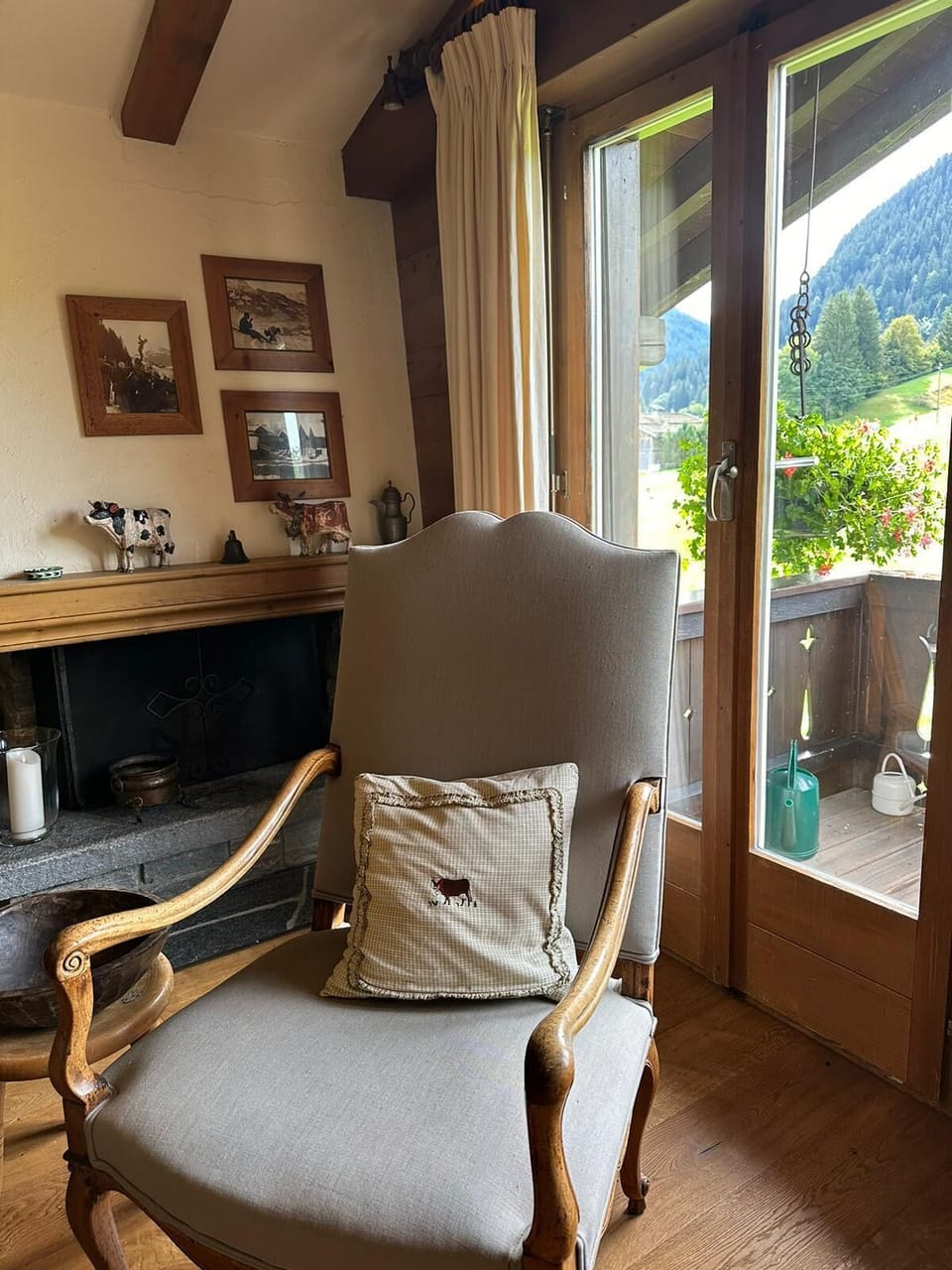 sweet corner by the fire place and the mountain view 