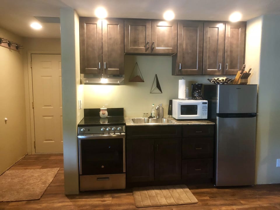 Efficiency Room Kitchenette
