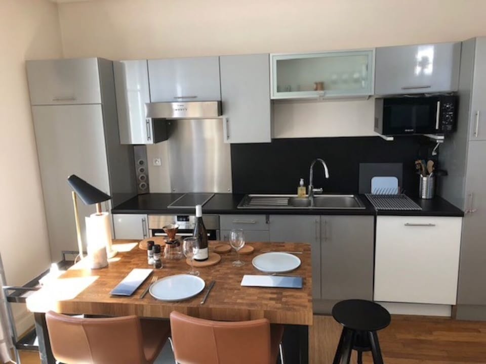 Neuilly - kitchen and dining-table