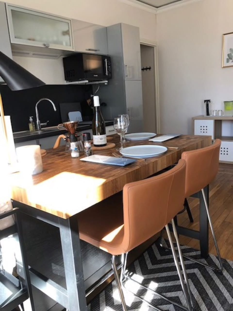 Neuilly - kitchen and dining-table