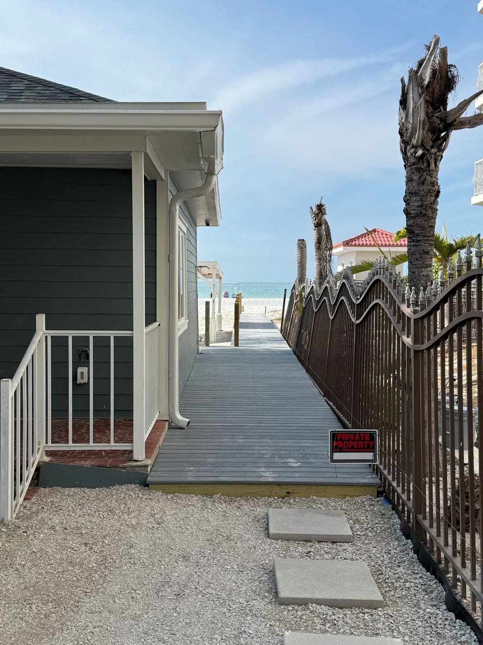 Private boardwalk 1 minute to the sand
