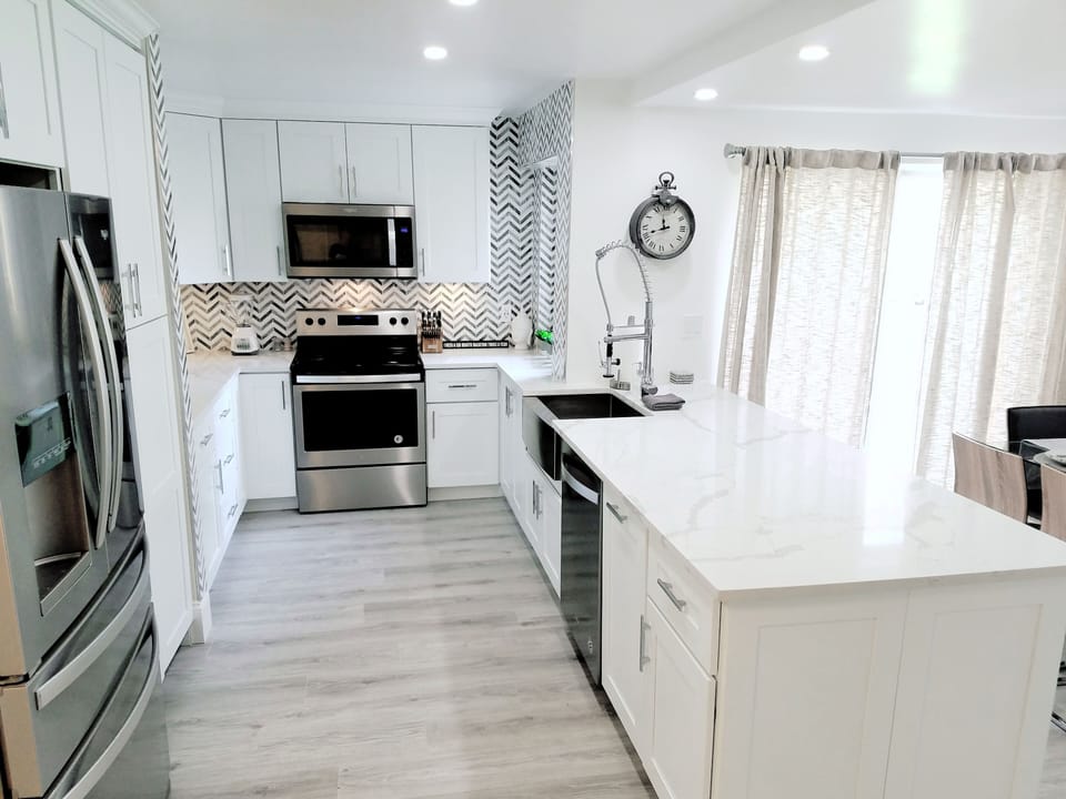 Fully Equipped Spacious Modern Kitchen