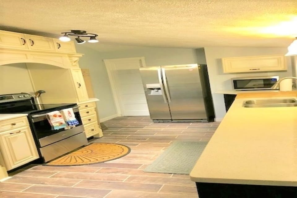 Fully equipped kitchen. Stove, Oven, Microwave, Refrigerator with ice maker

