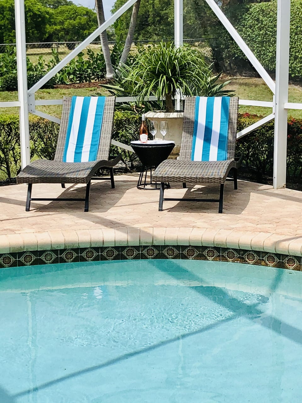 4 Lounge Chairs to Relax, Read, and get some Sun! ☀️
