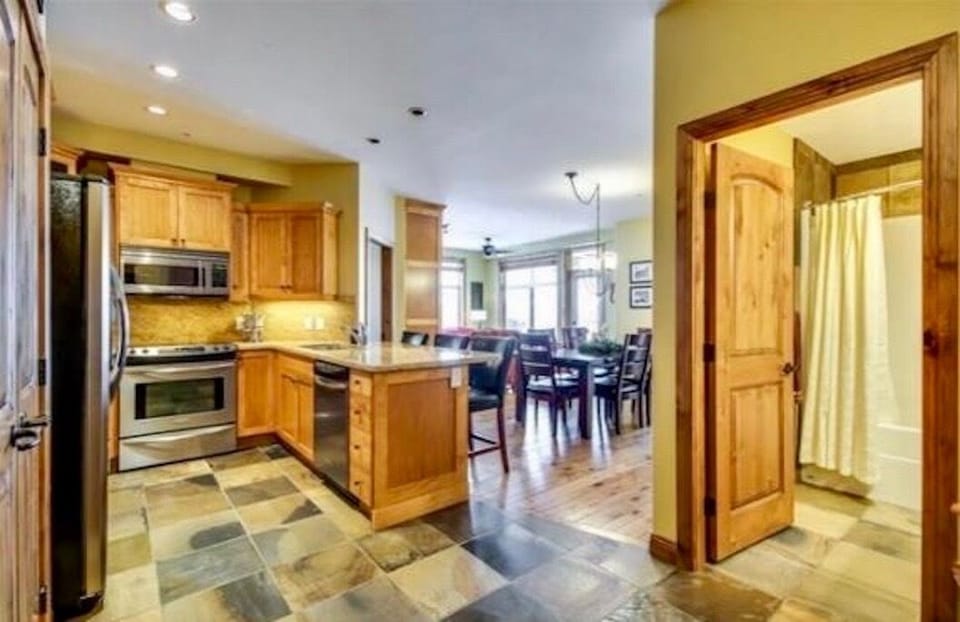 Entrance. Kitchen to the left and second bathroom to the right. 