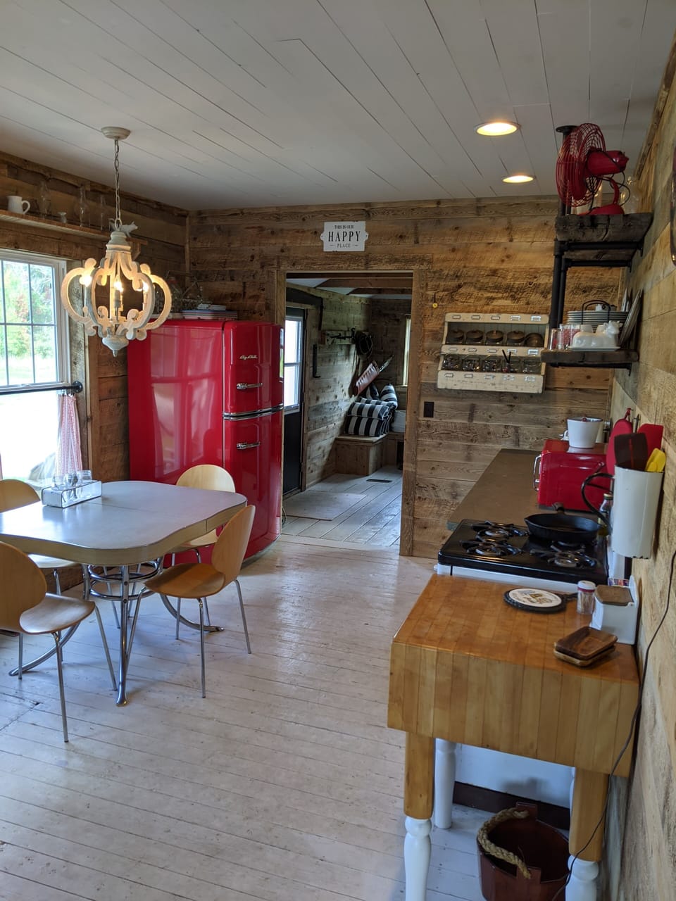 Kitchen / refrigerator