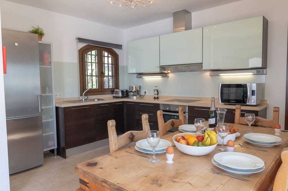 The kitchen table can seat 8. Large fridge freezer, microwave, dishwasher etc