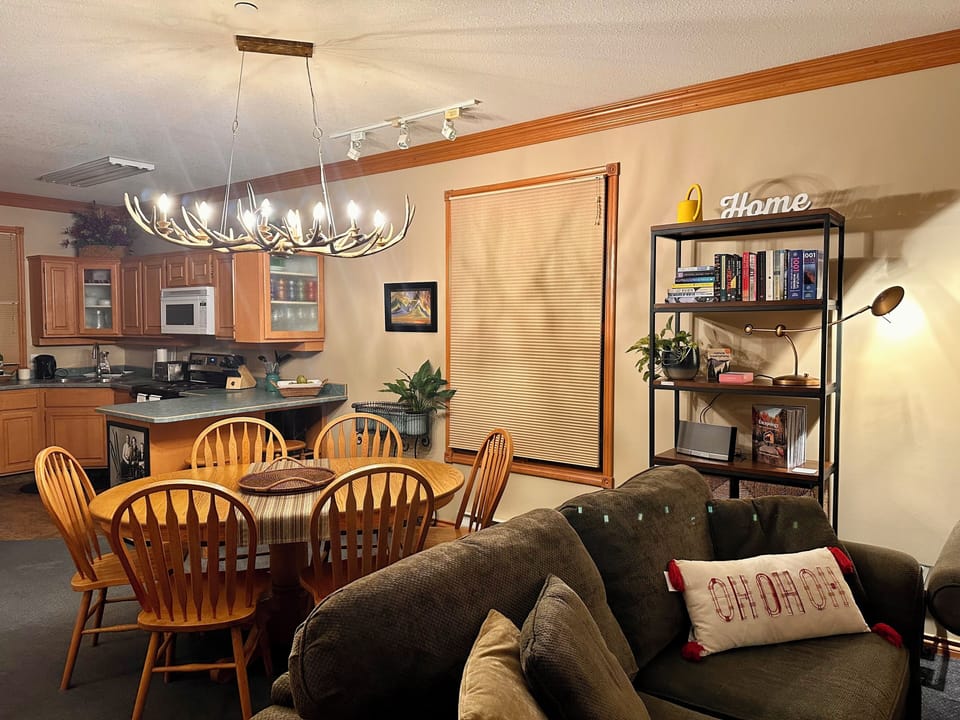 Dining & Kitchen Area 
