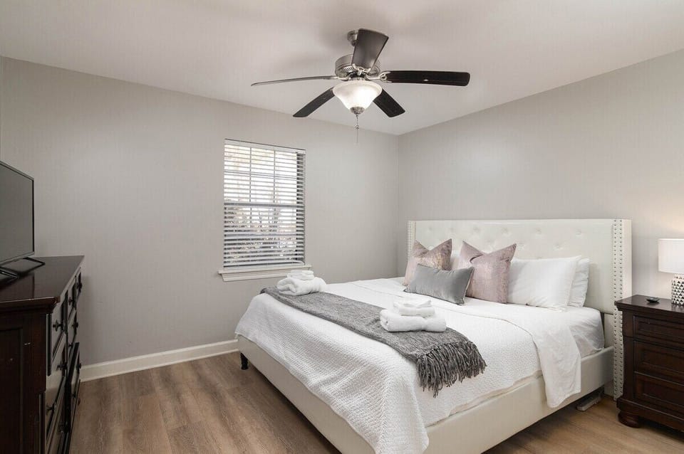 1 King bed.