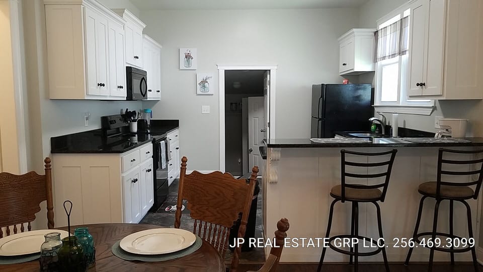 Awesome dining/kitchen