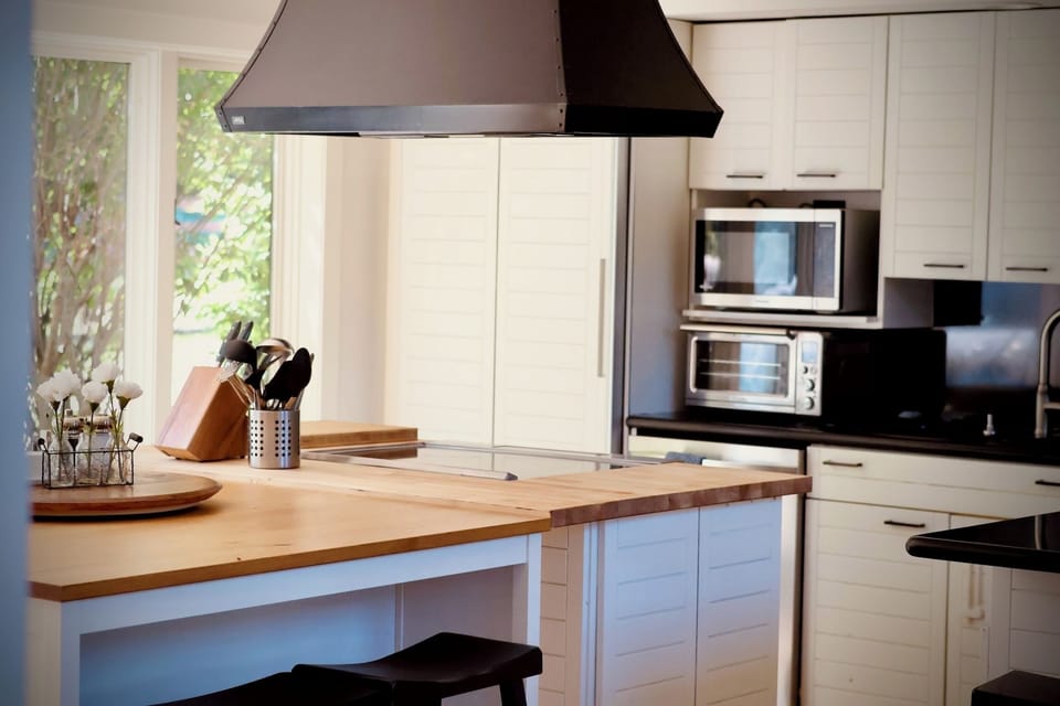 Light-filled working and gathering spaces.