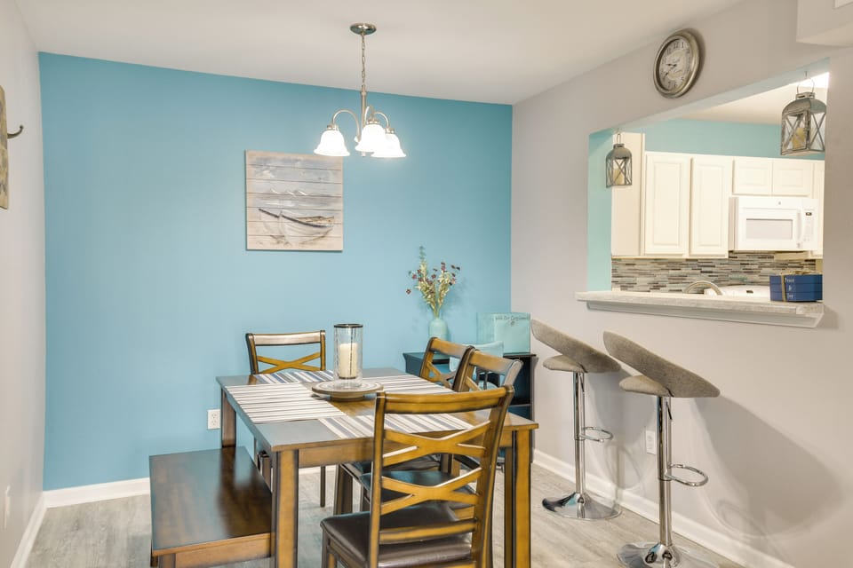 Dining Area | Dishware & Flatware Provided