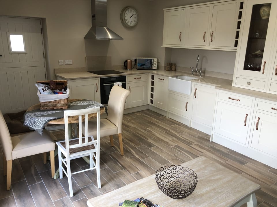 Kitchen with all modern applicances, oven, hob, dishwasher, washer/dryer fridge