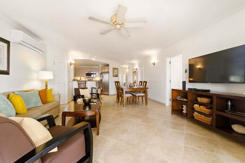 Sapphire Beach 209 - Open plan living and dining area
