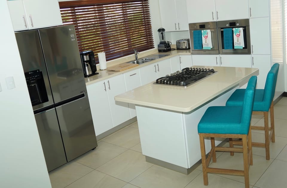 Kitchen with Breakfast Bar