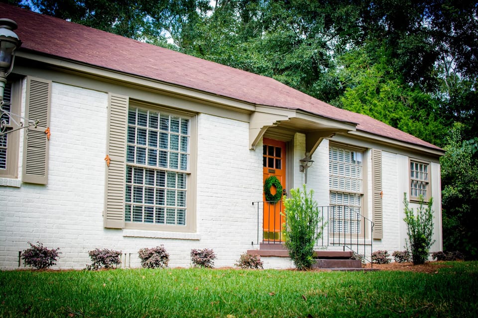 This post war charmer is waiting to welcome you today!