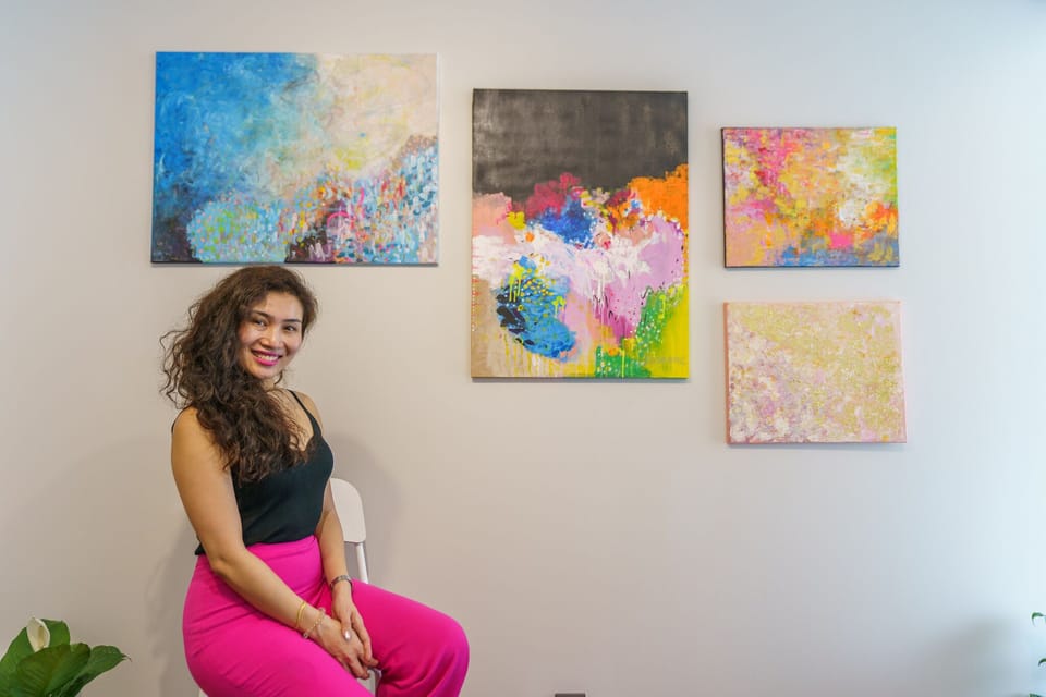 Our friend Jhonanne who draw all these beautiful abstract painting