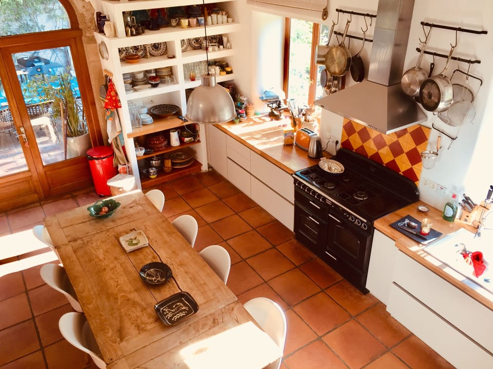Very well equipped kitchen with a piano cooker and plenty of pots and pans