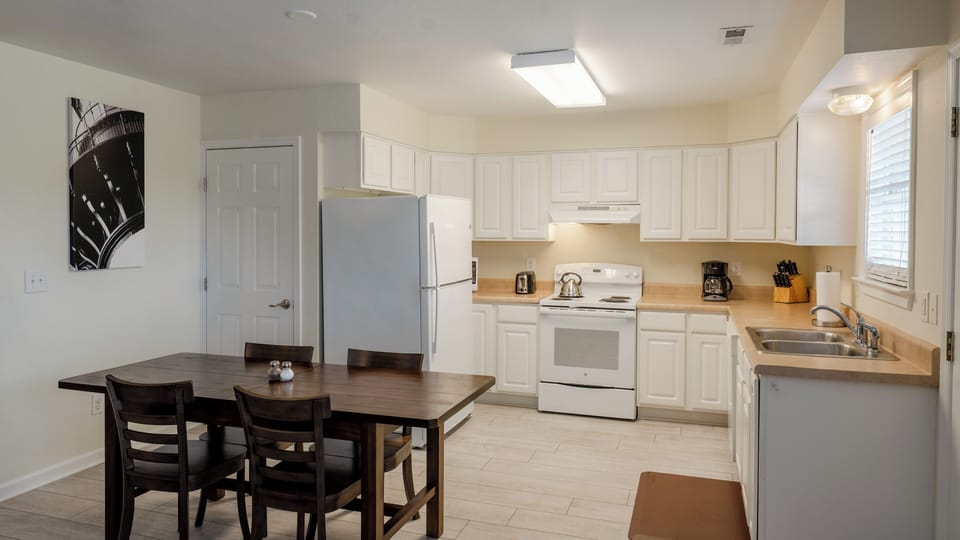 Full Kitchen & Dining Table with Seating For 4